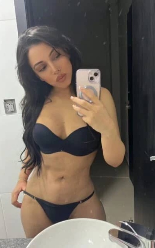 Experience Unforgettable Moments with Arwen Blaze Tonight